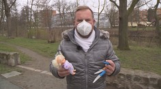 Opilý bezdomovec vyhrožoval policii. V ruce měl nože a panenku