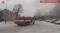 Bývalé mrazírny zachvátil obrovský požár, ovzduší je plné zplodin