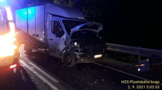 Na Plzeňsku narazila dodávka do traktoru, který sekal trávu u silnice