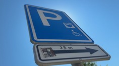 Tesco zavádí na parkovištích varovné značky. Hrozí tisícové pokuty