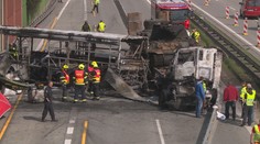 Při nehodě shořel vězeňský autobus a zemřel člověk. Policie obvinila řidiče tahače