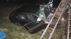 Octavia u Opavy čelně narazila do stromu. Řidič (†32) zemřel