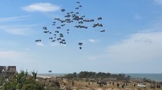 Izrael v Gaze začal shazovat humanitární pomoc. Často ale zůstává nedostupná
