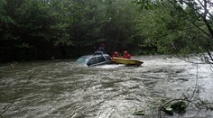 Auto při přejezdu přes brod strhl proud, žena uvázla na střeše!