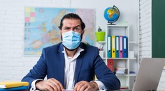 I očkovaní lidé by měli nosit roušky tam, kde se virus šíří, doporučuje WHO