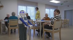 V domově pro seniory testují robota společníka. Má si s klienty povídat a hrát hry