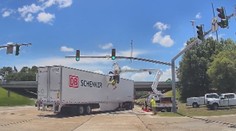 VIDEO: Děsivá nehoda na křižovatce. Kamion smetl elektrikáře přímo během práce