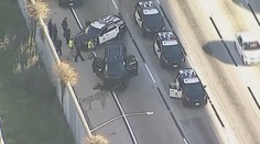 Ukradený pohřebák s nebožtíkem ujížděl před policií, pak havaroval