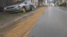 Řidič vysypal několik tun obilí na silnici. Bez povšimnutí ujel pět kilometrů
