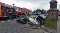 Vážná nehoda: Prudký náraz auta do sloupu nepřežil jeden člověk