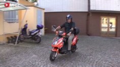 Radnice v Humpolci šetří. Starosta jezdí na mopedu