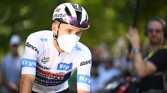 Covid řádí na Tour de France. Roušky nosí už i závodníci
