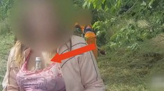 Žena se vybourala, zatímco vše zapírala, z výstřihu jí koukala lahev kořalky!