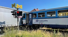 Nepochopitelný manévr: Kamion zůstal při couvání viset na kolejích, narazil do něj vlak
