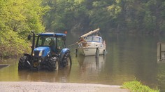 Plavební sezona začala. Traktor u slapské přehrady převeze desítky lodí denně