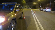 Mladík (18) bojuje o život, vyskočil za jízdy z auta v Budějovicích 