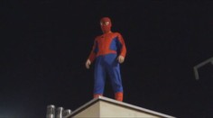 VIDEO: V kostýmu SPIDERMANA terorizuje město!