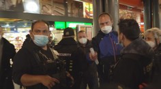 Potyčka ve frontě na očkování na nádraží v Praze. Lidé si nadávají a předbíhají se