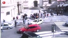 Vzteklý taxikář naboural do auta pražských strážníků. VIDEO