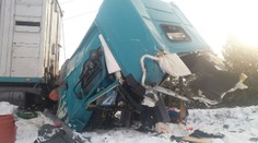 Kamion vjel na přejezd, smetl ho přijíždějící osobní vlak