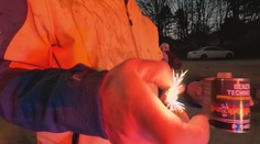 V Liberci se chtěl upálit muž. Před policisty se polil benzínem a škrtal zapalovačem