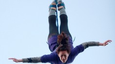 Žena skákala bungee a utrhlo se s ní lano! Voda ji odnesla!