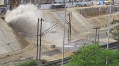 Obří gejzír vody zaplavil Plzeň, dělníci prokopli potrubí. VIDEO