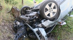 Auto po nehodě skončilo na střeše. Řidič nadýchal 2 promile, ženu museli vyprostit