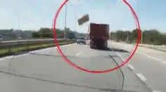 Z náklaďáku na D1 za jízdy uletěl náklad, poškodil osobák! VIDEO