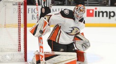 Parádní vstup Lukáše Dostála do NHL: Vychytal nájezdy a slaví první výhru
