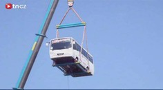 To je ale výška! Autobus zvedli 45 metrů nad zem!