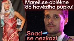 Leoš Mareš si oblékne šaty z masa. Ušijou je z hovězího pupku...
