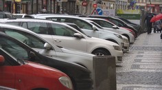 Města zvažují zrušení modrých zón, ale jen pro pracovníky v první linii