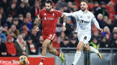 Parádní rána i šílená chyba. Záložník Liverpoolu nakonec slavil postup