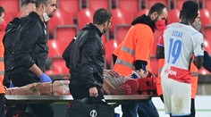 Slávistického stopera odnesli na nosítkách. Nezahraje si dlouhé týdny