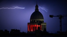 Evropou se žene extrémní počasí. Bouřky, které zasáhnou i Česko, zabíjely