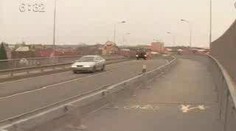 VIDEO: Policisté zabránili sebevrahovi skočit z mostu