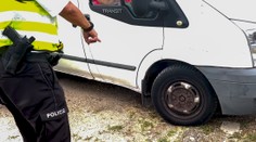 Dodávka v šíleném stavu policisty zaskočila. Šofér za zákaz řízení ještě poděkoval
