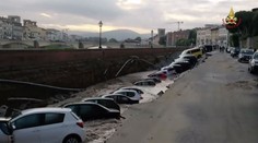 V Itálii pukla země, dvacítka aut zmizela v hlubinách! VIDEO