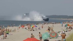 VIDEO: Podívejte, jak vyvalené lidi na pláži převálcovalo obří vznášedlo!
