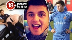 Sex na střídačce. Fotbalistu načapali a v klubu s ním zametli