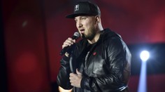 Zpěvák Adamec měl nehodu na motorce. Srazil se s autem, je v nemocnici