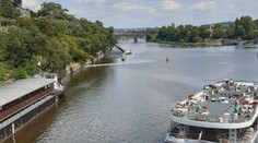 Do Vltavy unikla nafta. Hasiči ropnou skvrnu likvidovali až do večera