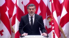 V Gruzii složil přísahu nový prezident. Před palácem protestovaly tisíce lidí