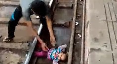 VIDEO: Chvíle hrůzy na nádraží: Dítě dělily od smrti jen vteřiny