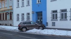 Řidička si nevšimla, že auto před ní brzdí. Nabourala do policejní služebny