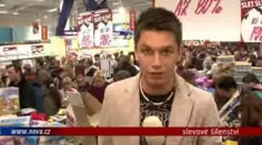 Video: Noční výprodej: Rvali se o tepláky!
