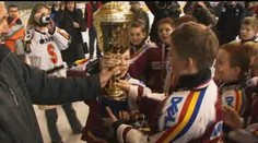Video: Hokejoví čtvrťáci Sparty jsou mistry republiky