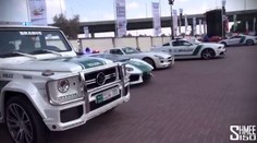 Nabušené sporťáky i běžné modely. V tomhle jezdí policisté po světě