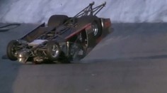 VIDEO: Svištěl 300km/h a napálil do betonové bariéry! Má zlomené obratle i žebra